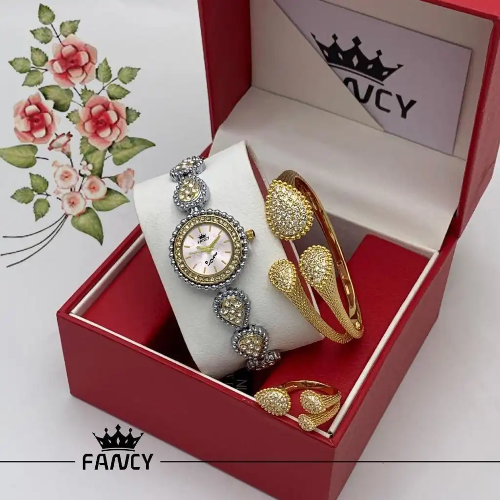 ساعة مكتوب عليها اسم سميرة