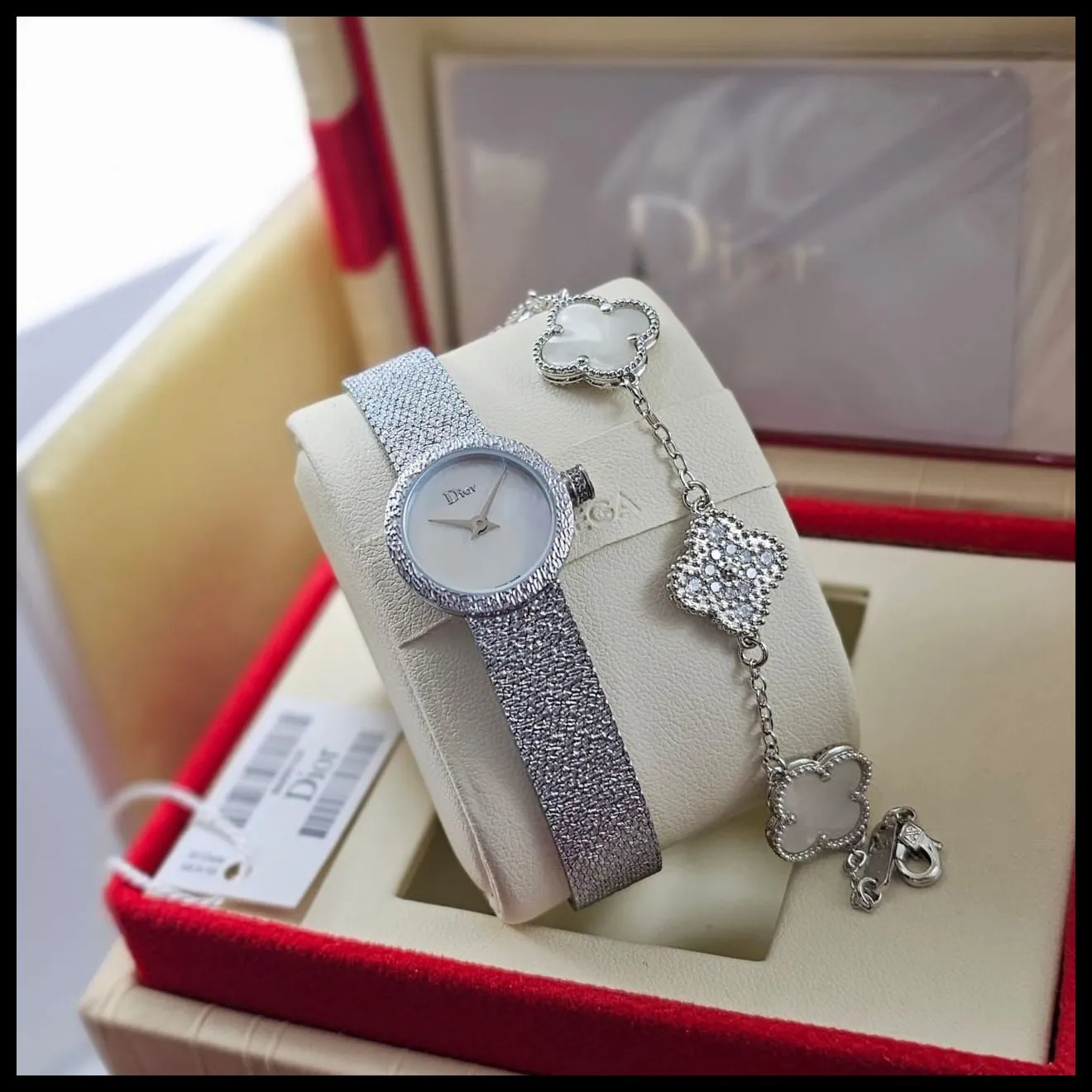 ساعة ديور نسائي فضي