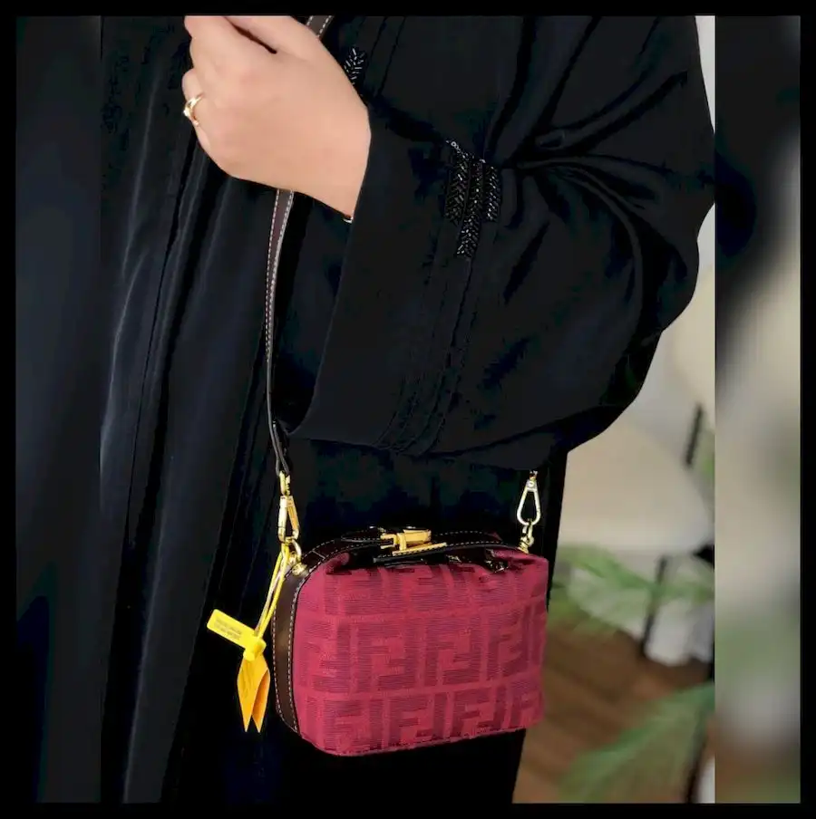 شنط فندي احمر