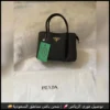 شنطة برادا سوداء وسط قماش مع شعار ذهبي