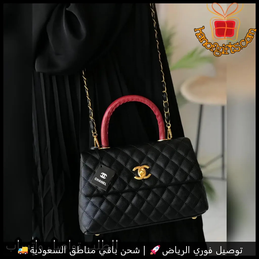 شنطة شانيل سوداء مع يد عنابي وسلسلة ذهبية