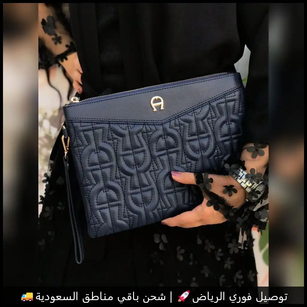 شنطة AIGNER باوتش بلون كحلي مطفي