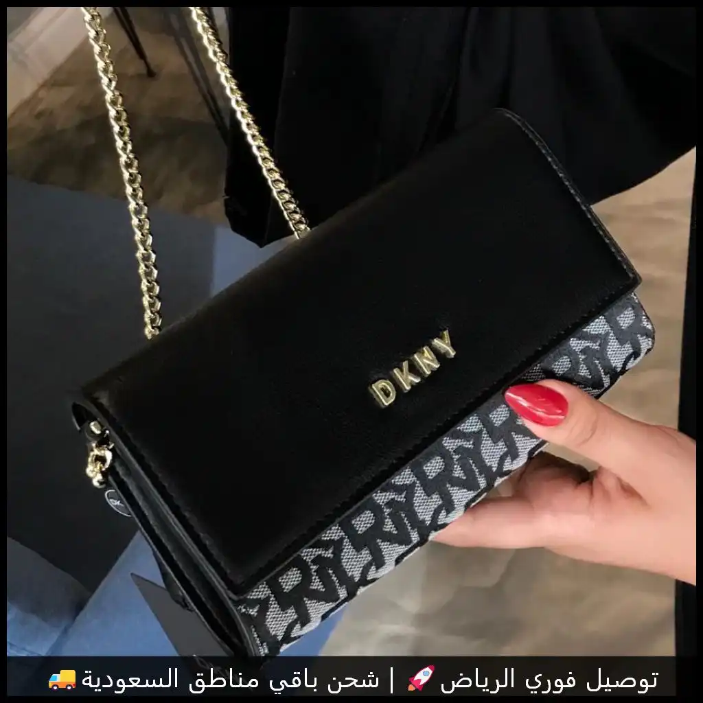 شنطة DKNY سوداء بنقشة الماركة