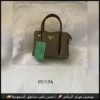 شنطة برادا بنية متوسطة الحجم