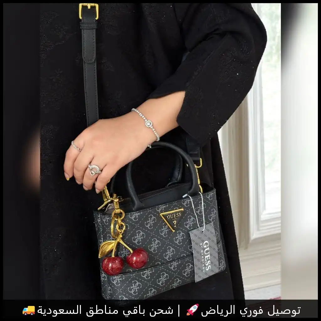 شنطة جيس السوداء بميدالية كرز