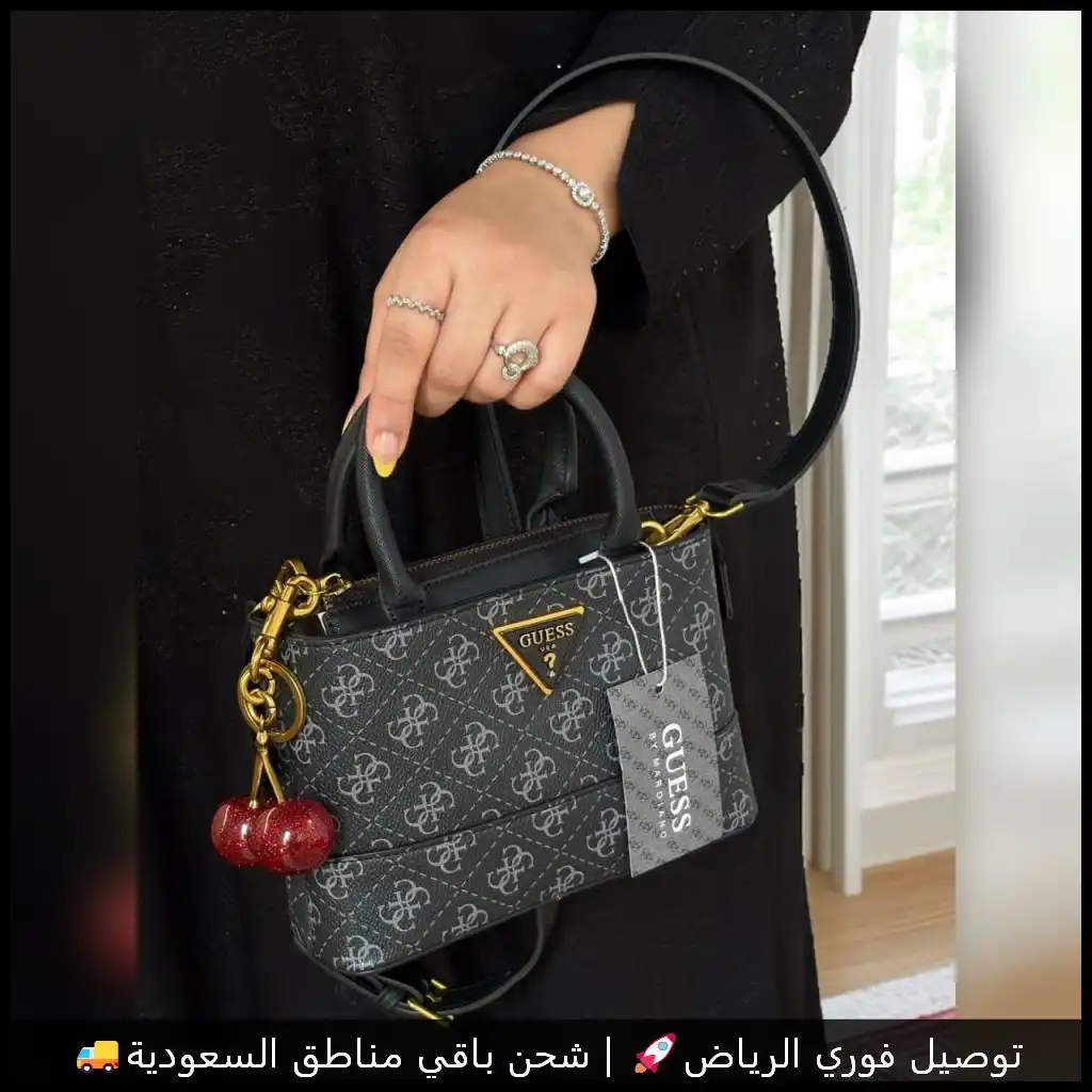 شنطة جيس السوداء بميدالية كرز