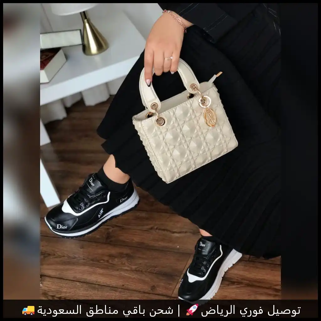 شنطة ديور بلون بيج فاتح مع شوز رياضي