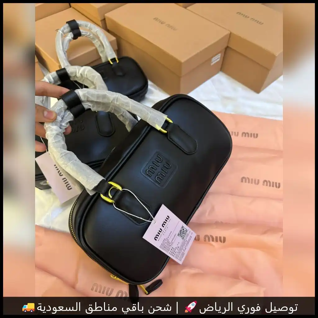 شنطة ميو ميو سوداء بشعار بارز متوفر ثلاث مقاسات (5) شنطة ميو ميو سوداء بشعار بارز متوفر ثلاث مقاسات