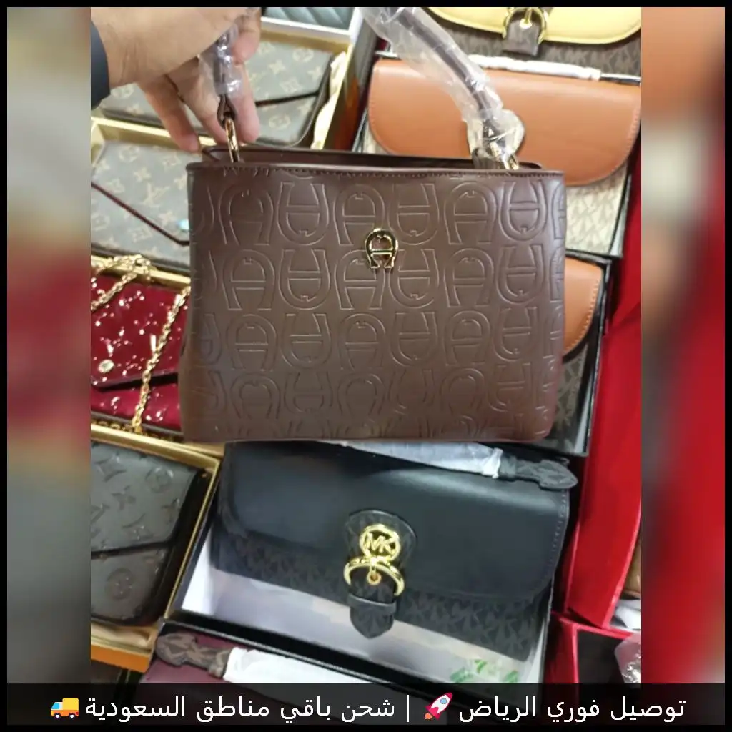 شنطة أقنر نسائية لون بني – تصميم فاخر بنقشة الشعار البارزة