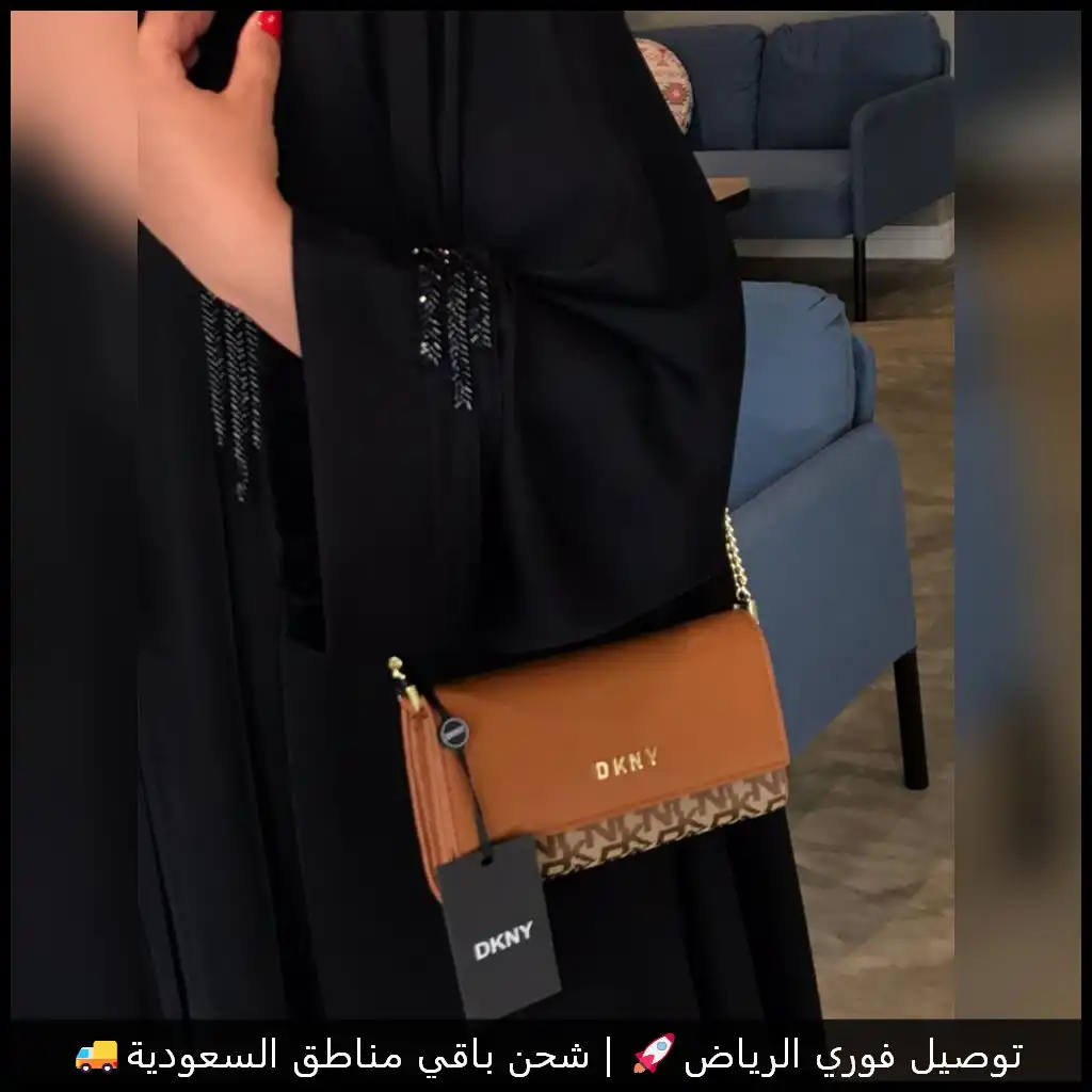 شنطة DKNY بنية بسلسلة ذهبية
