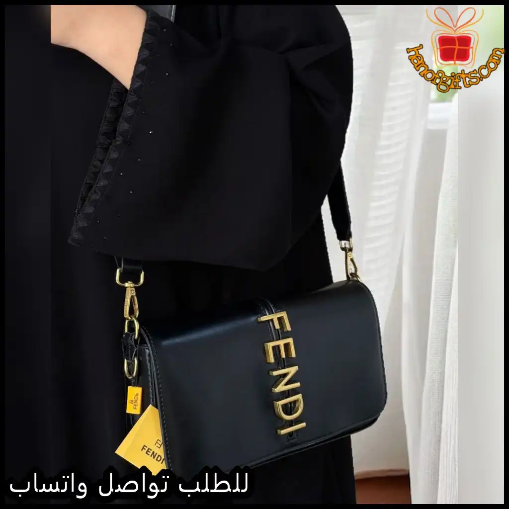 شنطة فندي سوداء بشعار فندي ذهبي