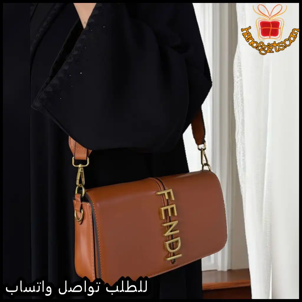 شنطة فندي بنية مع شعار ذهبي