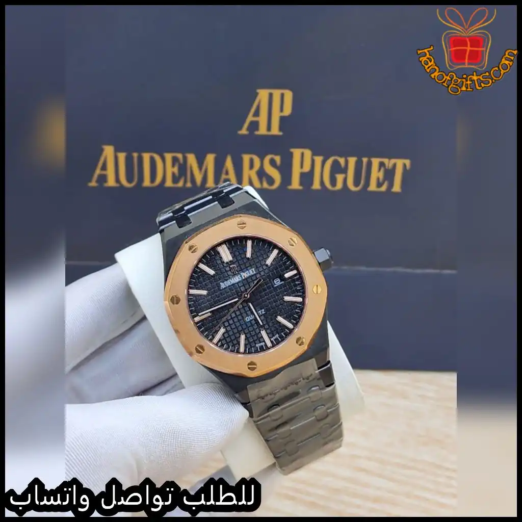 ساعة Audemars Piguet Royal Oak بمينا أسود وإطار ذهبي