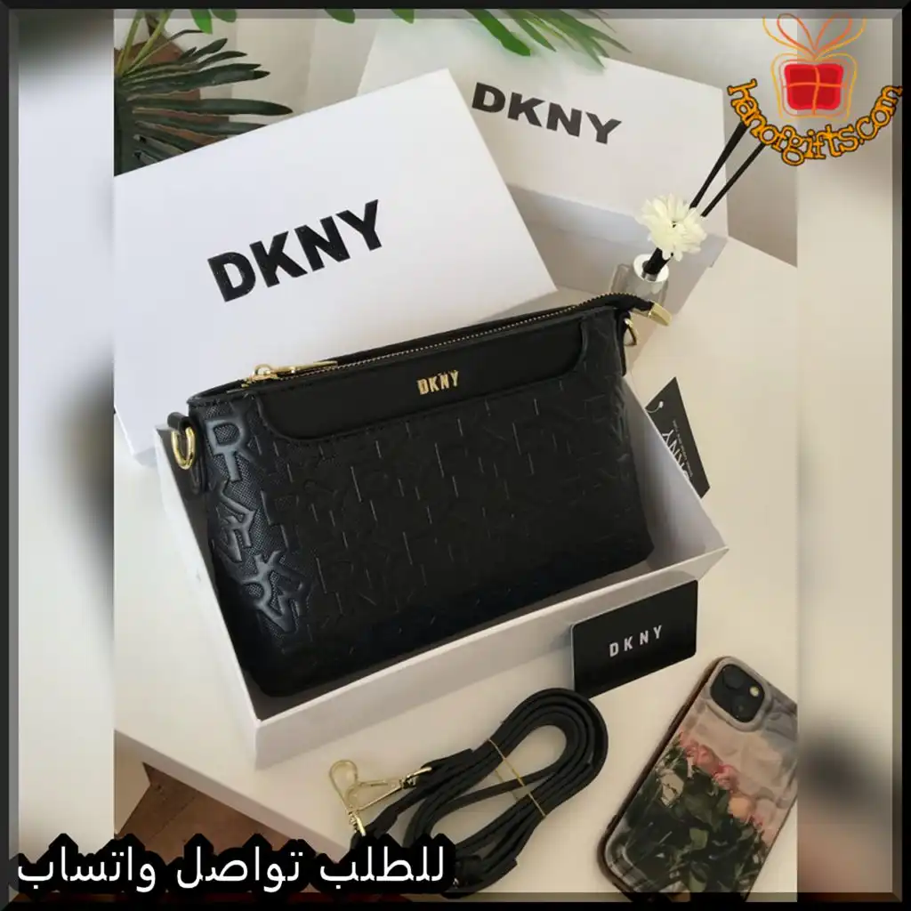 شنطة DKNY جلد أسود بنقشة الماركة