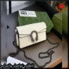 شنطة قوتشي نسائية صغيرة باللون الأبيض مع إبزيم فضي