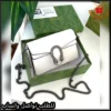 شنطة قوتشي نسائية صغيرة باللون الأبيض مع إبزيم فضي