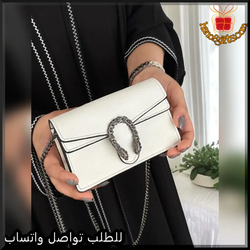 شنطة قوتشي نسائية صغيرة باللون الأبيض مع إبزيم فضي