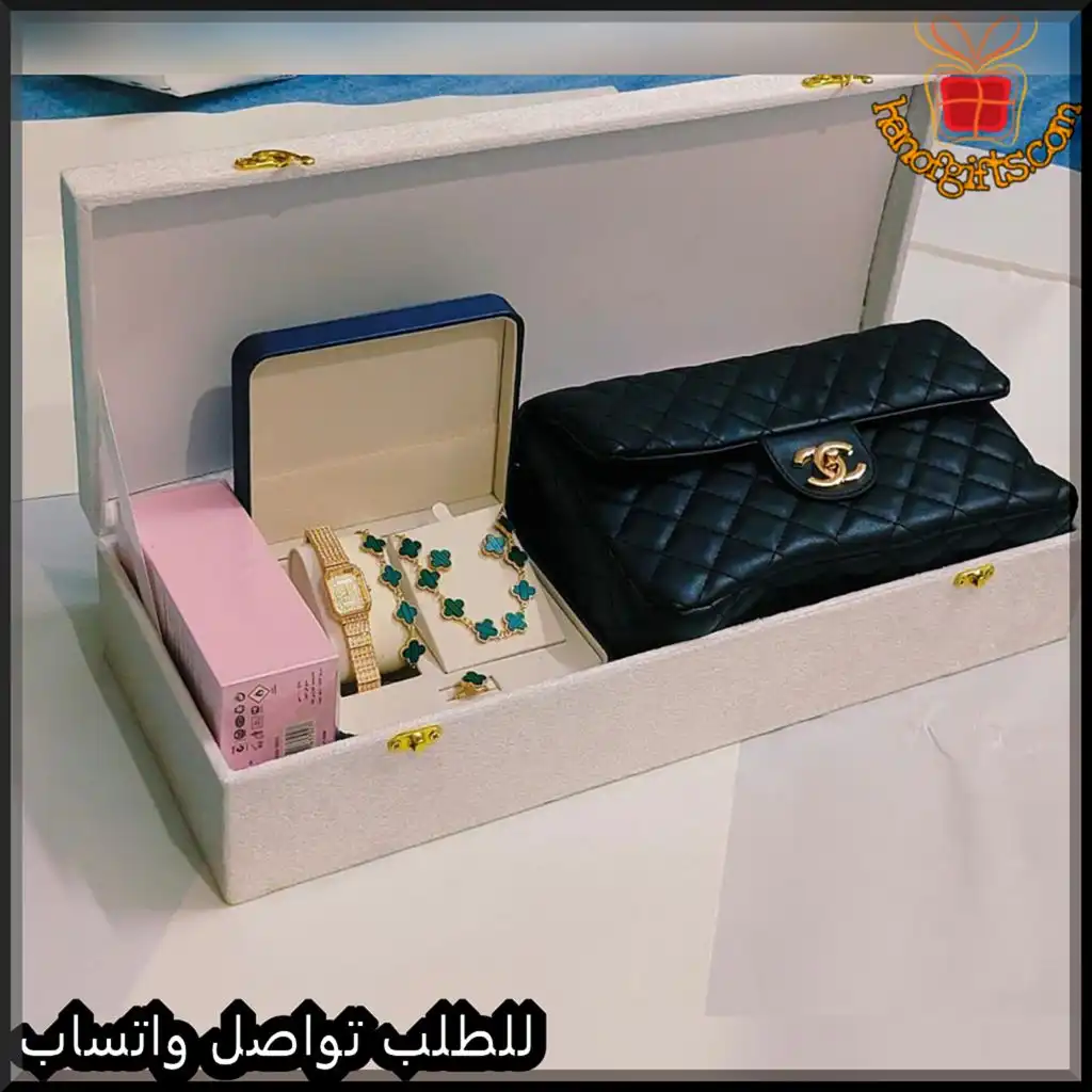 بوكس شانيل فاخر مع طقم فان كليف وساعة نسائية