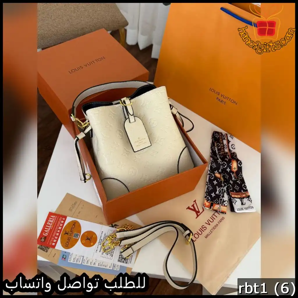 شنطة لويس فيتون سكري منقوش بشعار الماركة