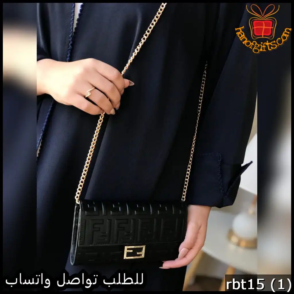 شنطه فندي سوداء نقشة شعار F البارزة