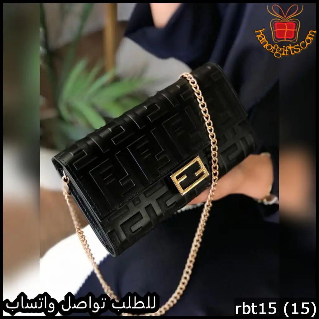 شنطه فندي سوداء نقشة شعار F البارزة