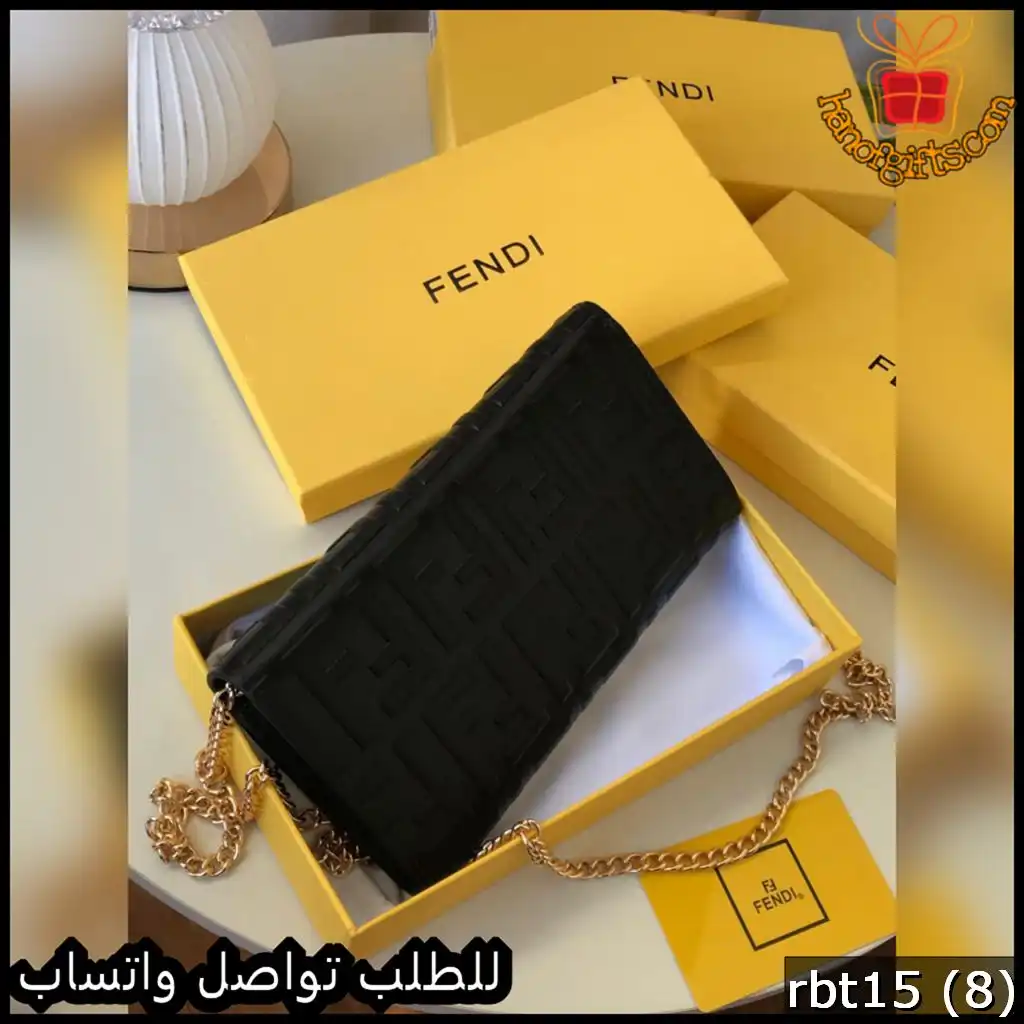 شنطه فندي سوداء نقشة شعار F البارزة