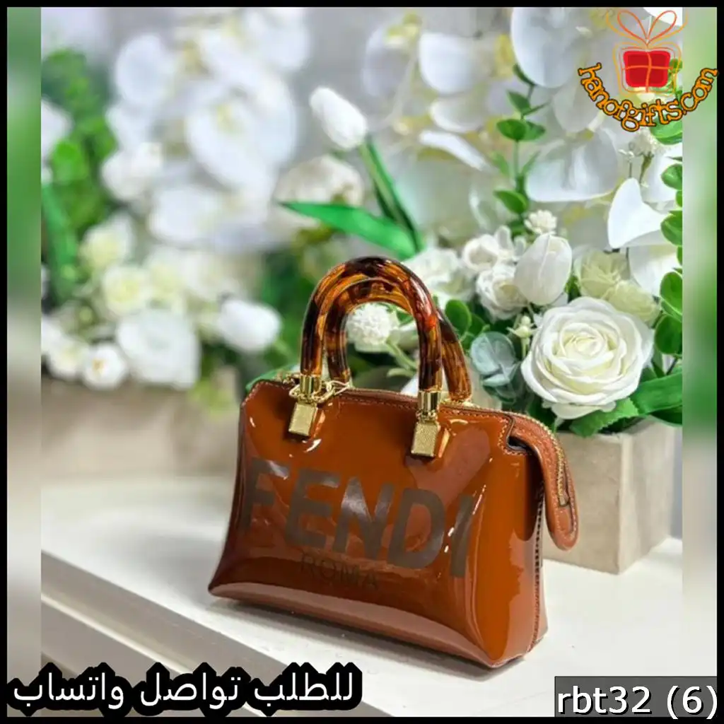 شنطة فندي جملي لامعة بتفاصيل ذهبية