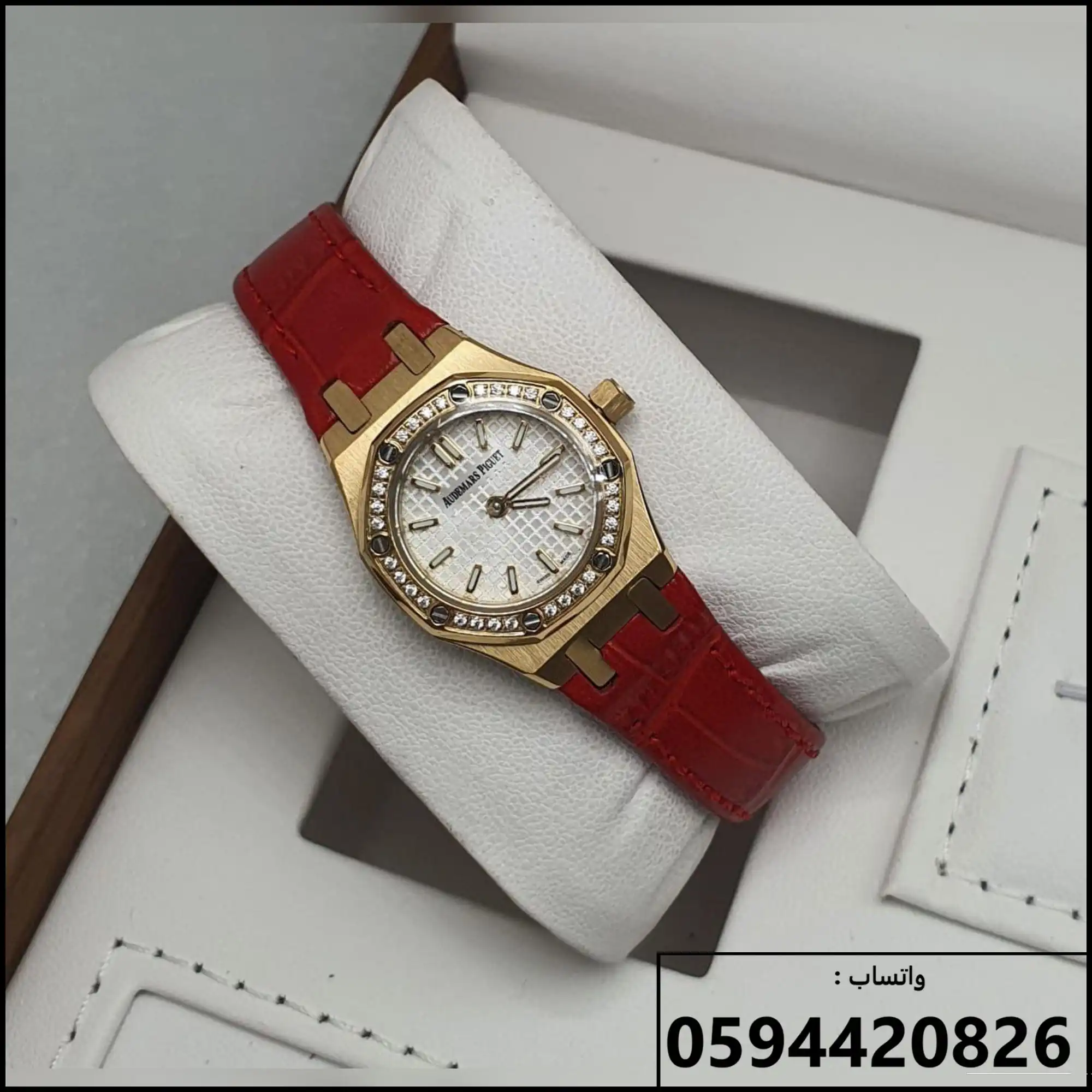 ادمر نسائي ذهبي مع فصوص وجلد عنابي