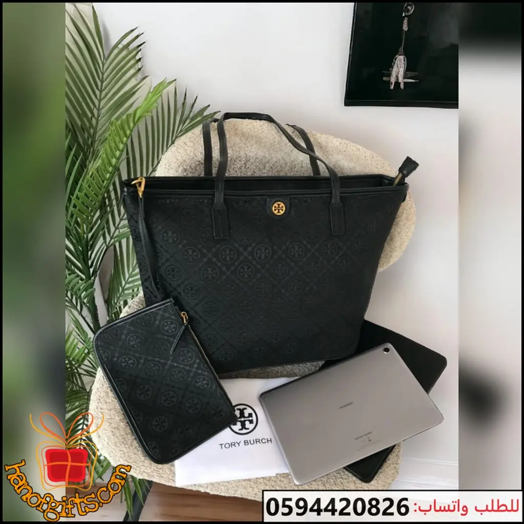 شنطة Tory Burch بتصميم سلة عملي وأنيق باللون الأسود مع نقشة الماركة الكاملة