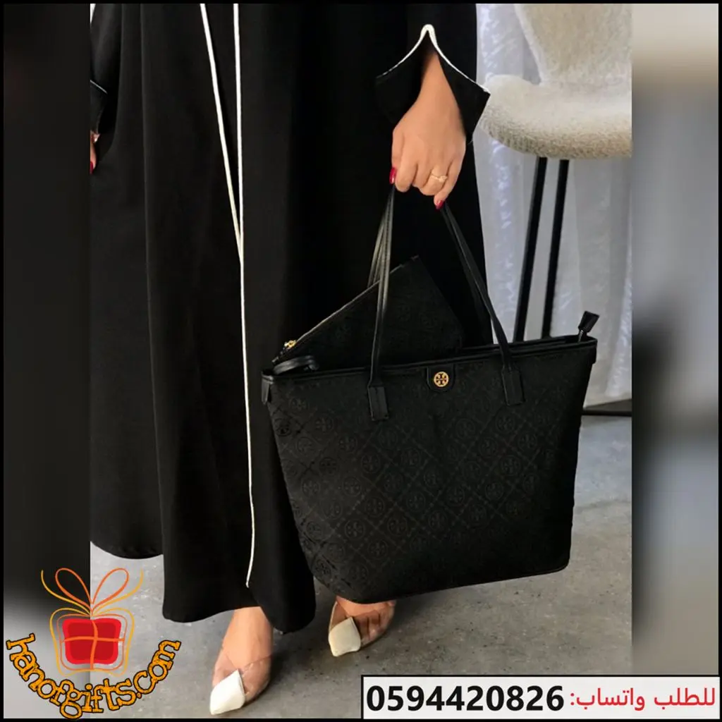 شنطة Tory Burch بتصميم سلة عملي وأنيق باللون الأسود مع نقشة الماركة الكاملة