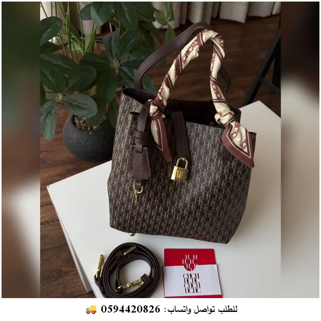 شنطة سي اتش مونوغرام نسائية بني كلاسيكي بنقشة CH مع حزام كتف طويل وإكسسوارات ذهبية