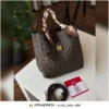 شنطة سي اتش مونوغرام نسائية بني كلاسيكي بنقشة CH مع حزام كتف طويل وإكسسوارات ذهبية