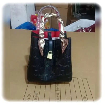 Rbt143 (2) شنطة كتف CH مع وشاح
