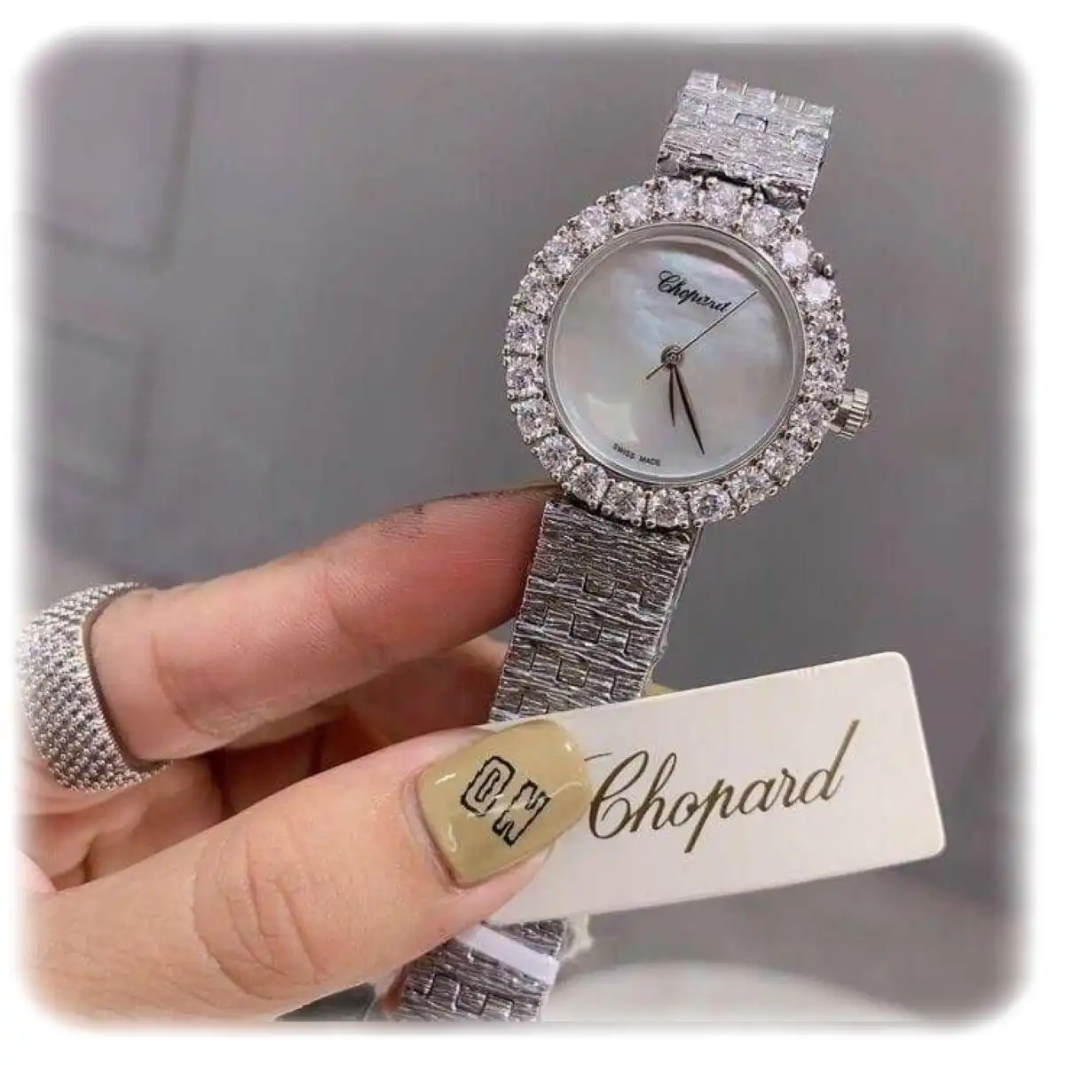 ساعة شوبارد نسائية مينا لولو (1) ساعة شوبارد نسائية، شوبارد نسائي، ساعة Chopard، ساعة نسائية فخمة، ساعة بميناء لؤلؤي، ساعة زركون، ساعات نسائية راقية، ساعات شوبارد السعودية، ساعات ماركات نسائية، متجر الهنوف، ساعات نسائية الرياض، ساعات فاخرة للسيدات، ساعة فضية نسائية، ساعات كوارتز نسائية، ساعات نسائية السعودية.